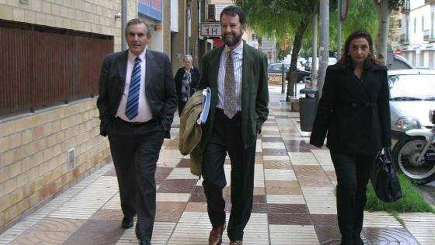 Antonio Pinal, izquierda, en los juzgados de Eivissa.