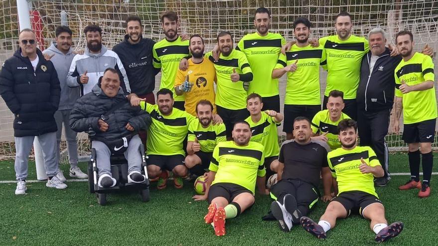 El futbolista fallecido -en el extremo derecho de la imagen levantando el pulgar- con su equipo del barrio Numancia.