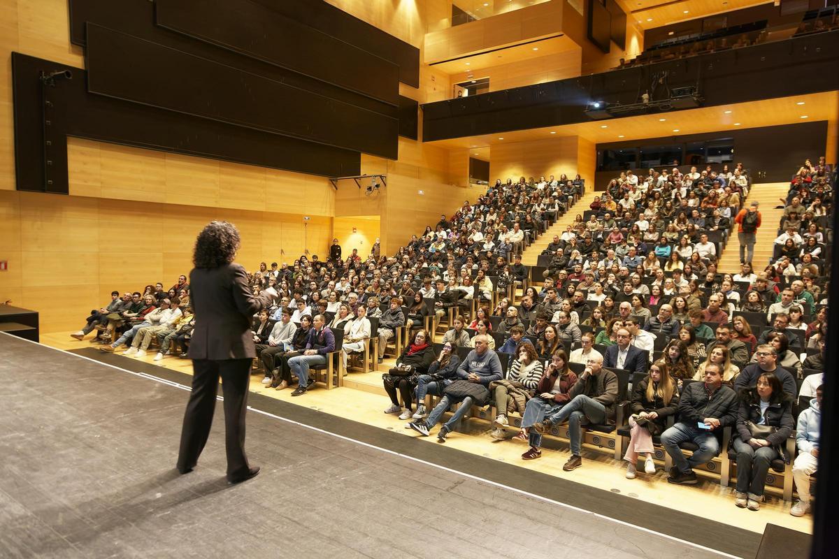 La Jornada de Portes Obertes «En família a l’UJI» mostra a 1.200 persones l’oferta formativa i les instal·lacions i serveis del campus La Jornada de Portes Obertes «En família a l’UJI» mostra a 1.200 persones l’oferta formativa i les instal·lacions i serveis del campus