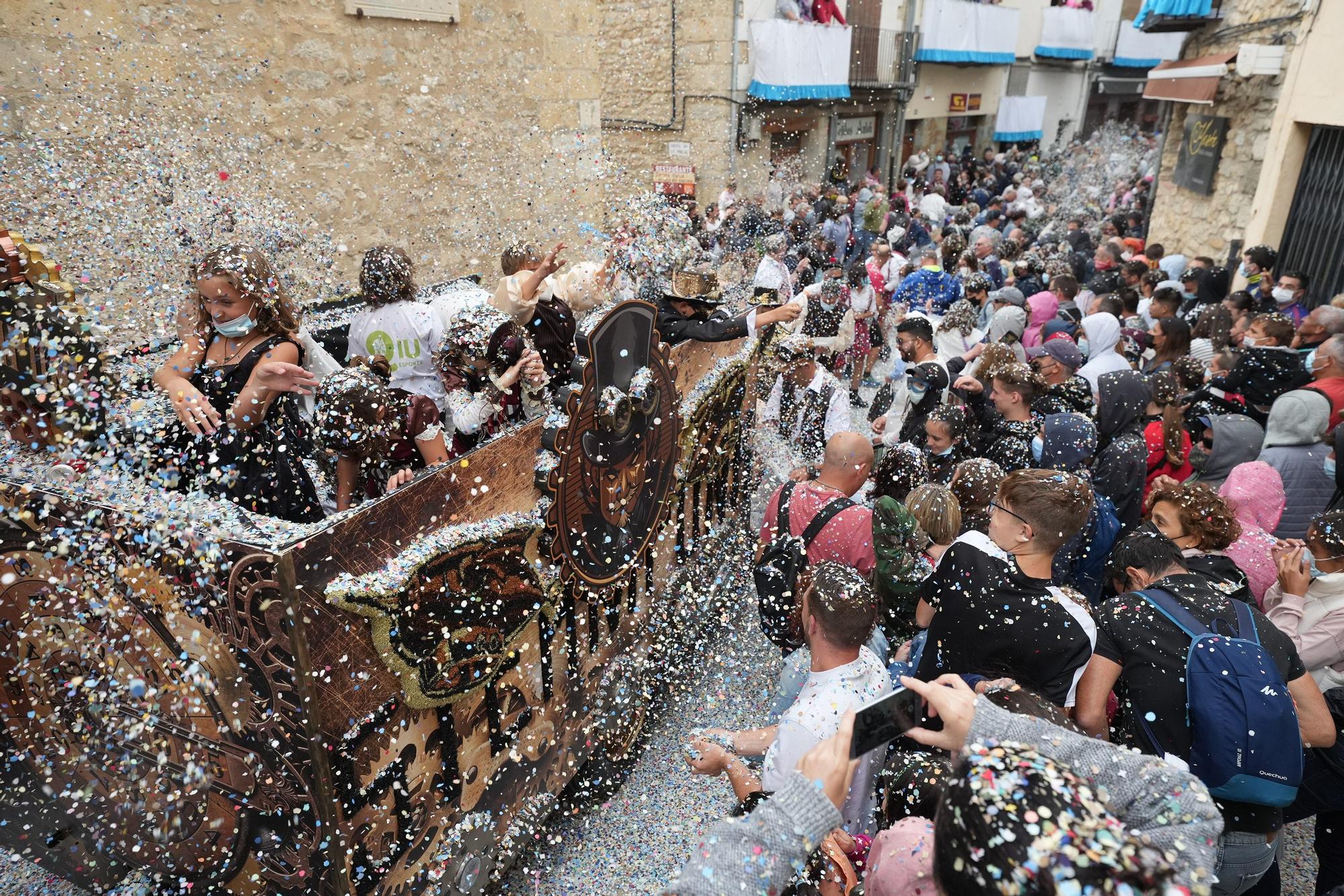 Búscate en el desfile de carrozas y disfraces de l'Anunci de Morella