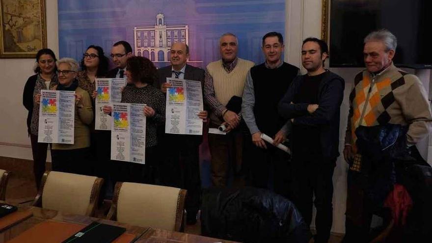 Los representantes de la mayoría de colectivos participantes, en el Ayuntamiento de Zamora junto a la edil del ramo, María José González.