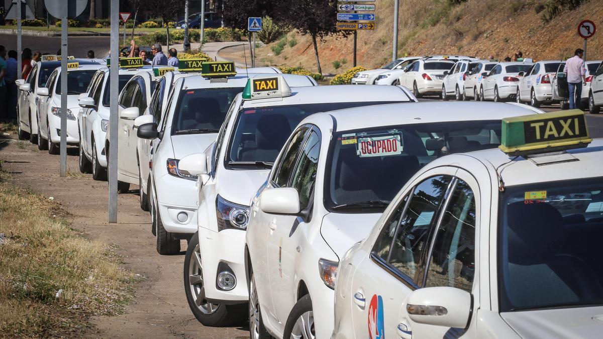 Taxis durante una protesta en Badajoz, en una imagen de archivo.