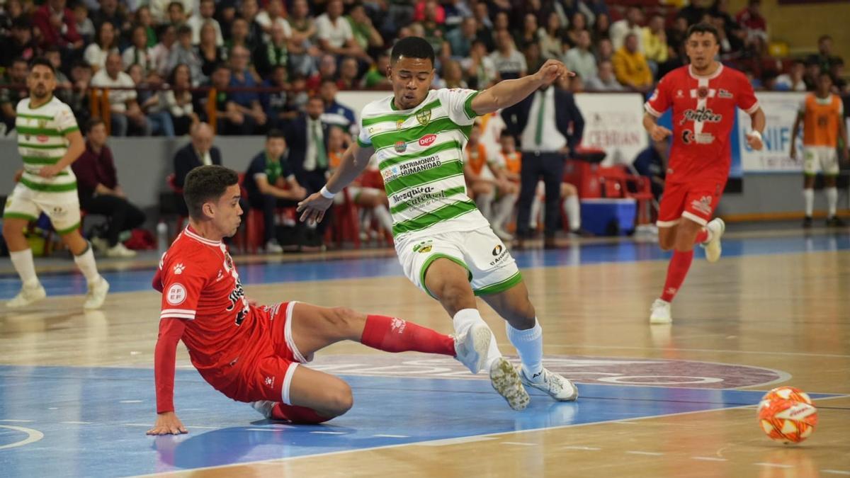 El tailandés Muhammad, del Córdoba Futsal, en una acción del partido ante el Jimbee en Vista Alegre.