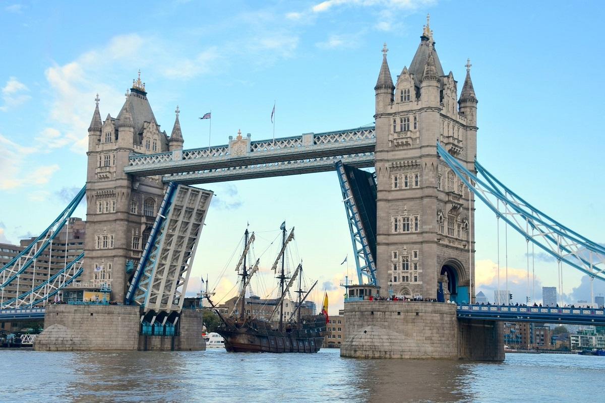 El galeón Andalucía bajo en Puente de Londres.