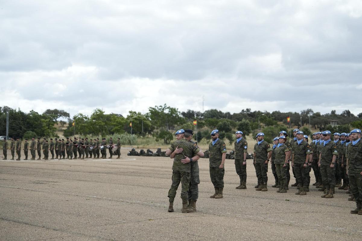 El coronel Aláez saluda a las tropas tras recibirlos en la Base General Menacho