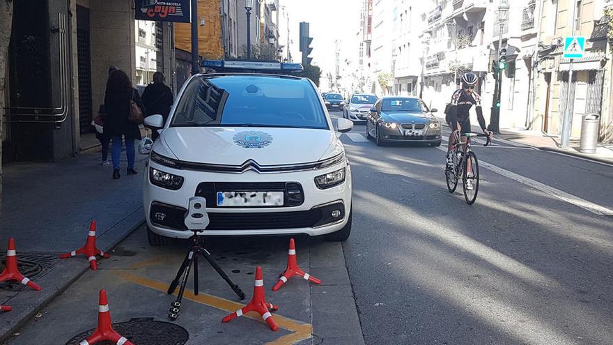 Una patrulla controlando la velocidad con el radar en Pi y Margall // A. Blanco