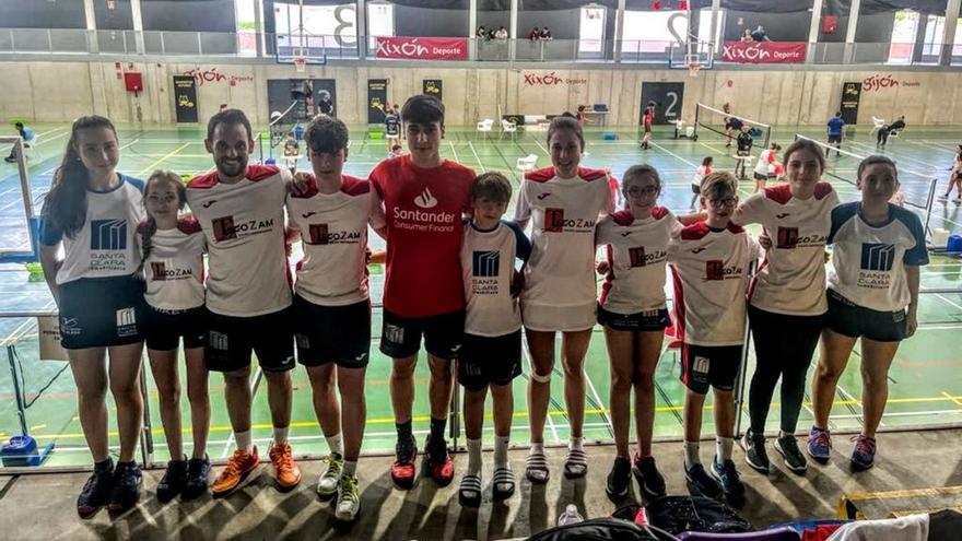 Foto de familia de la expedición del Bádminton Zamora en Gijón. | Cedida