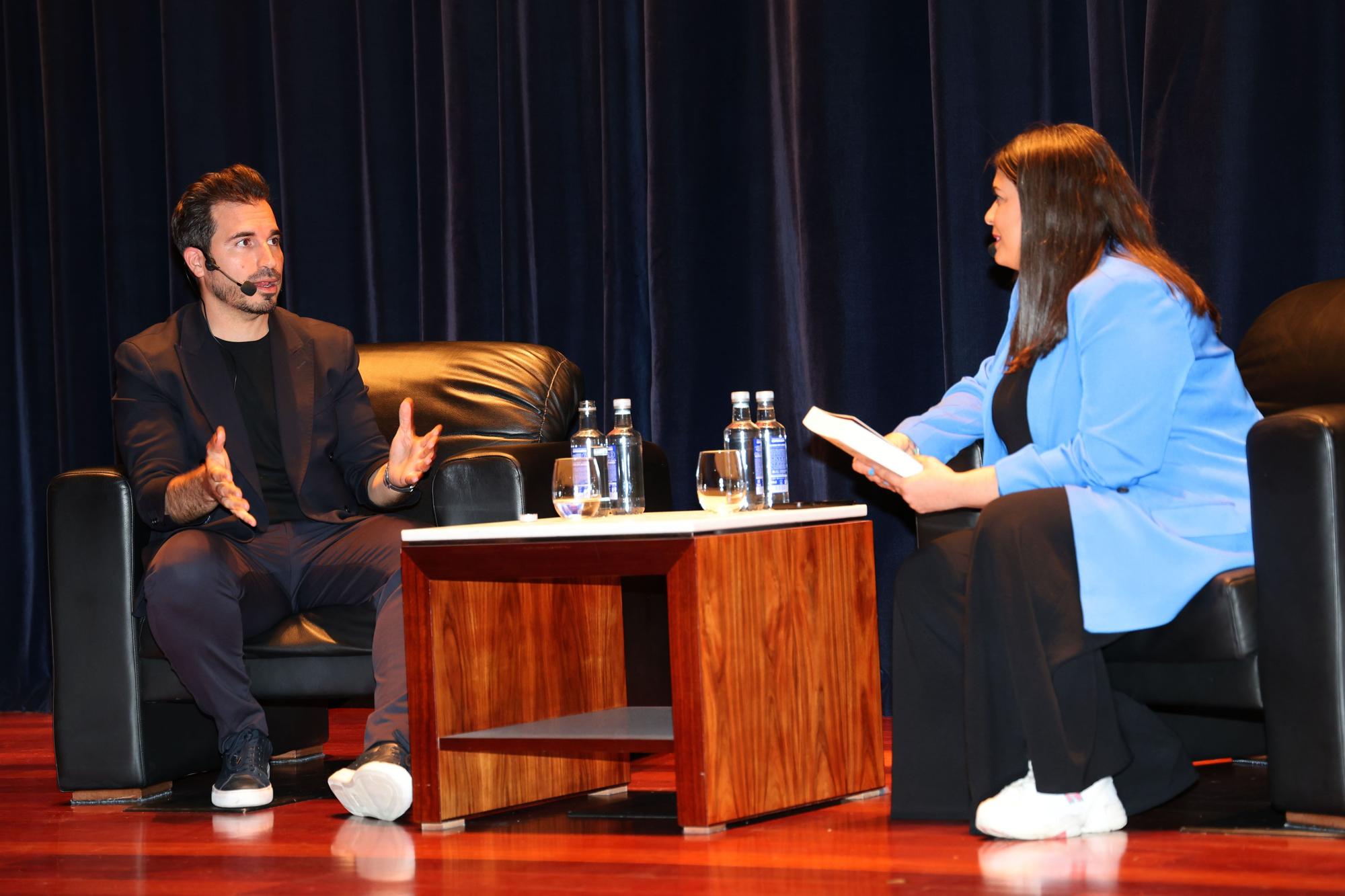 El autor de best sellers Javier Castillo, en Club Faro, ante un abarrotado auditorio de Afundación