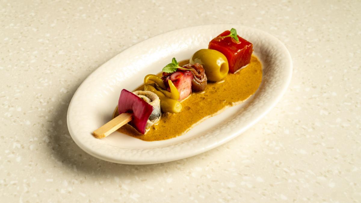 La gilda XXL de Almara, uno de los bocados más reconocibles de la casa, elaborada con anchoa, boquerón, pulpo y atún rojo.