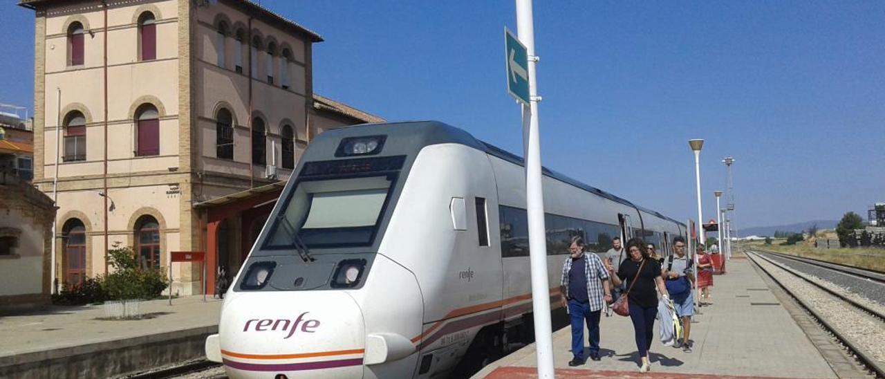 En este tramo se circula a 60 km/h por el mal estado de las vías" -  Levante-EMV