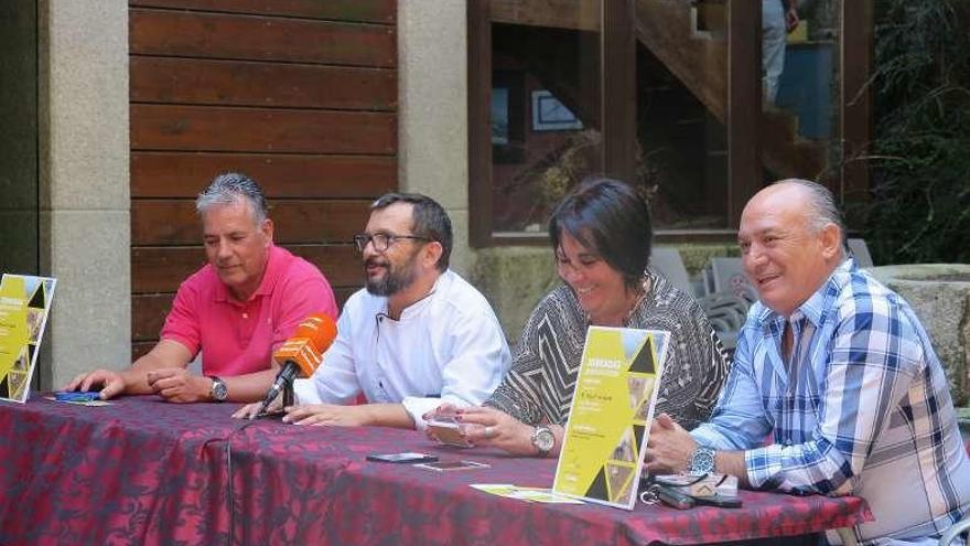 Los organizadores durante la presentación de las Xornadas. // FdV