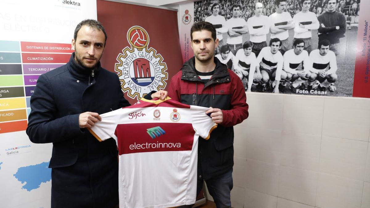 Pablo Acebal (izquierda) durante su presentación como jugador del Gijón Industrial