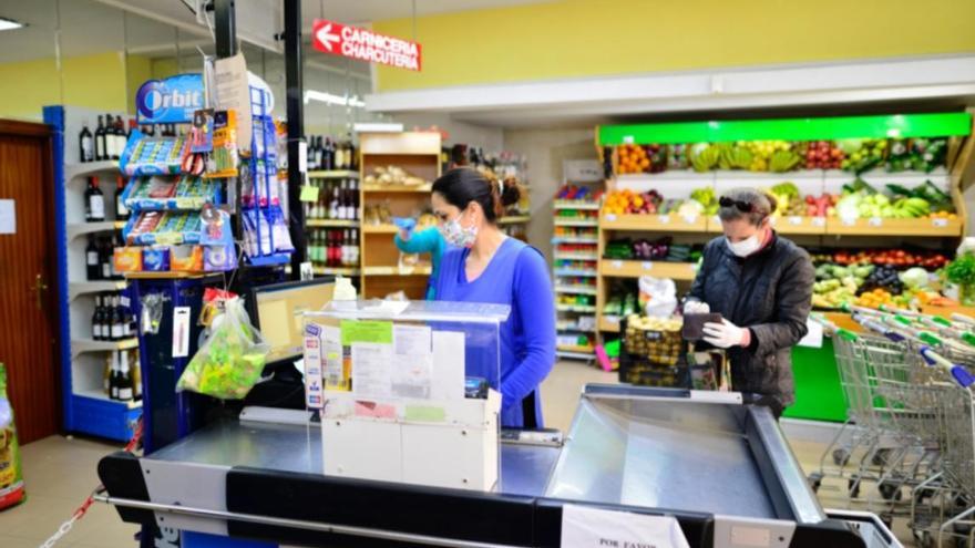 Un pequeño comercio de alimentación abierto durante la pandemia en Cartagena.