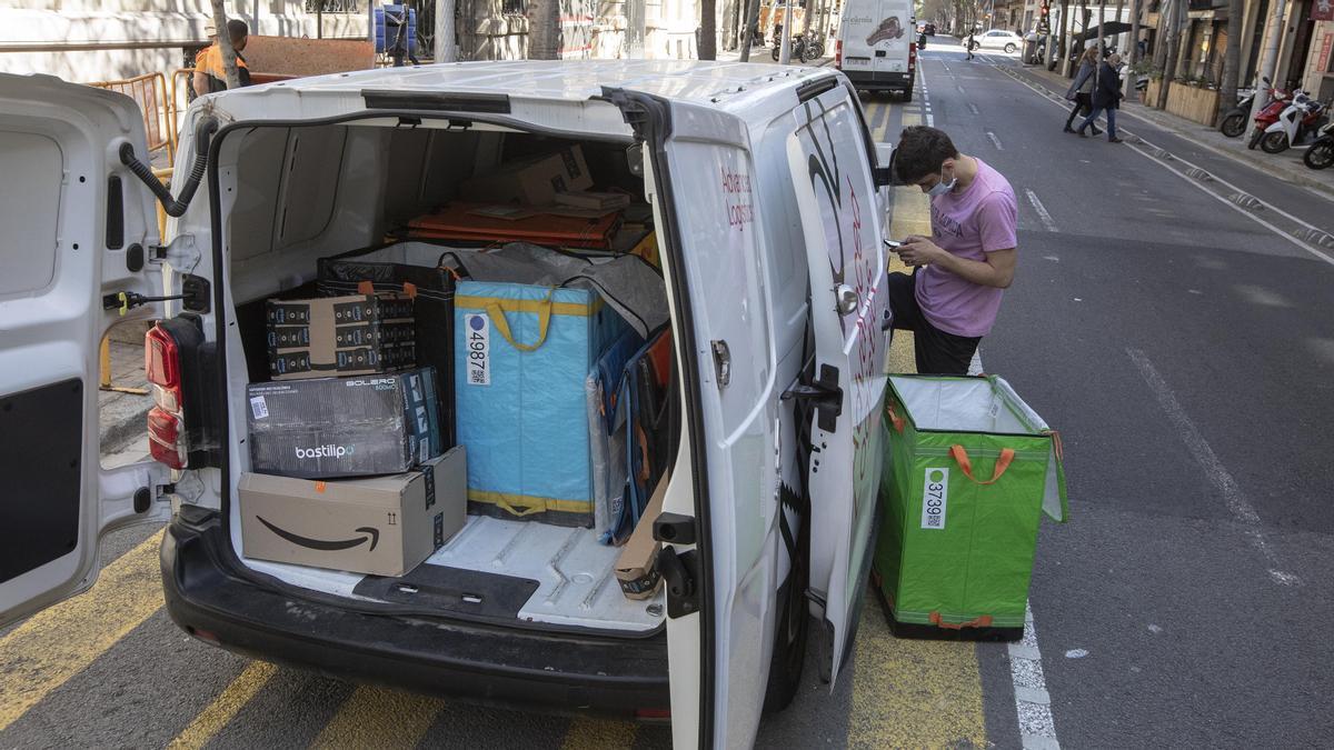 Furgonetas aparcadas en una de las aceras ganadas a la calzada en Consell de Cent, la semana pasada