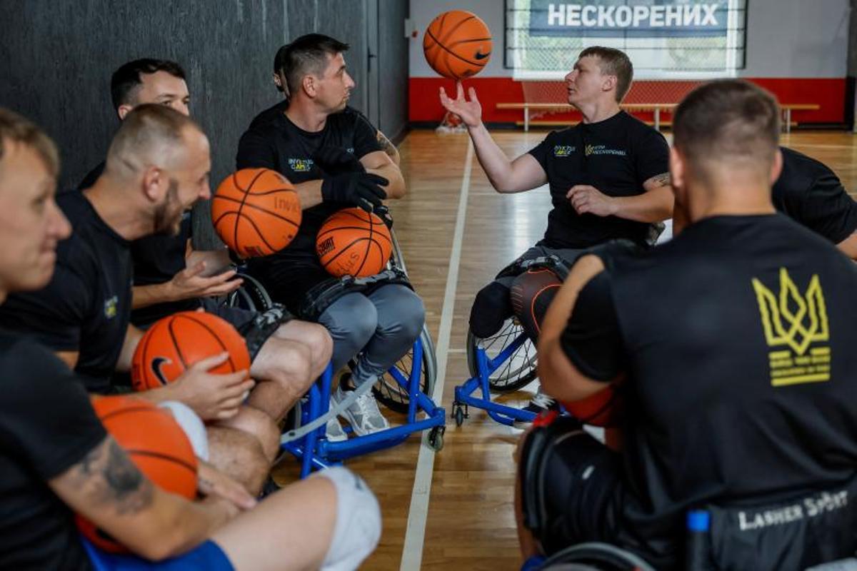 Ex-soldados ucranianos heridos, se recuperan jugando a baloncesto en silla de ruedas