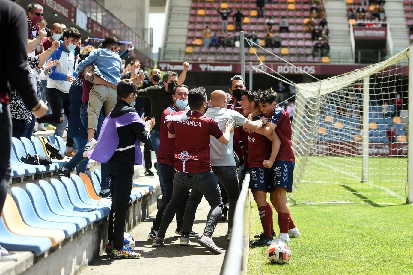 La emocionante permanencia del Pontevedra: goles y lágrimas en Pasarón