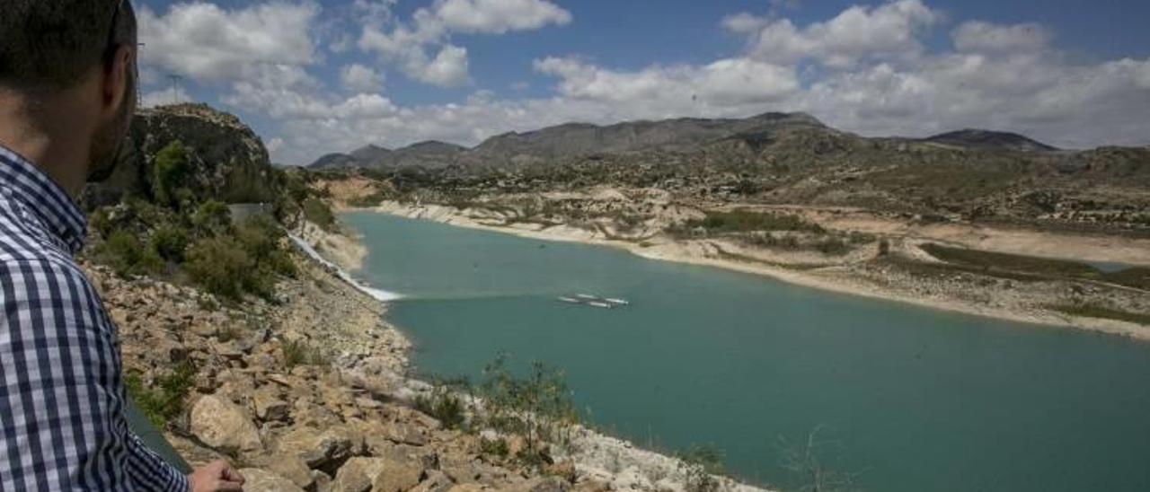 El Pantano de Crevillent recibiendo agua del trasvase Tajo-Segura después de la reapertura del acueducto la pasada primavera.