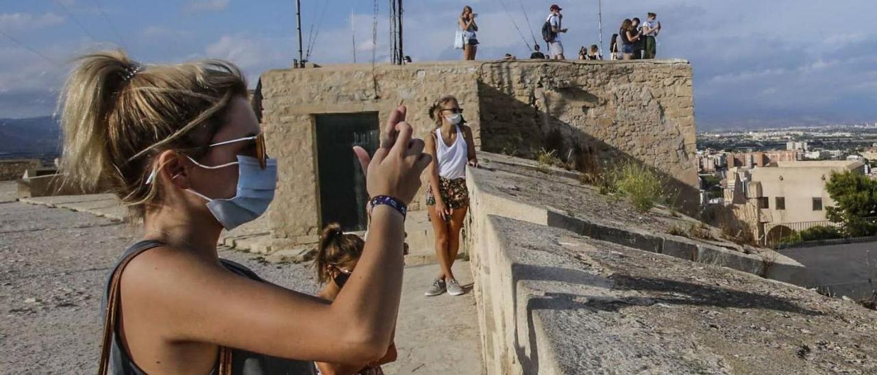 Una visitante hace una foto desde lo alto del castillo de Santa Bárbara. | PILAR CORTÉS