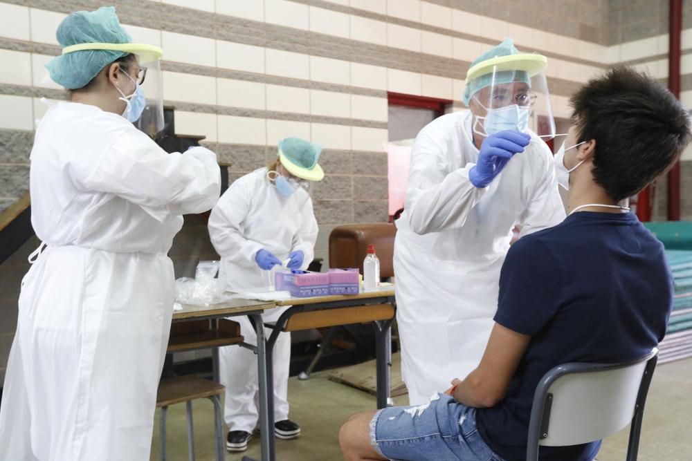 Extracció de mostres PCR a l'escola Bell-lloc de Girona