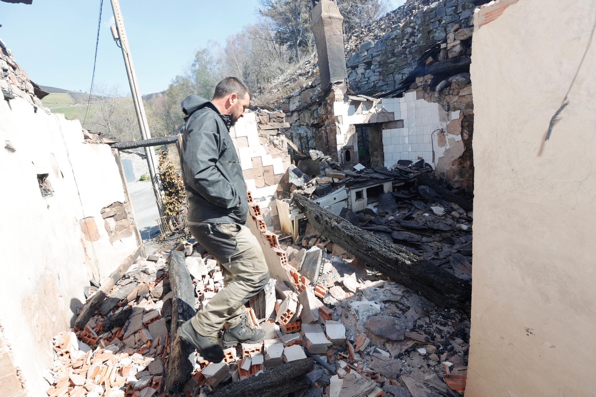 Dura lucha contra los incendios de Tineo y Valdés