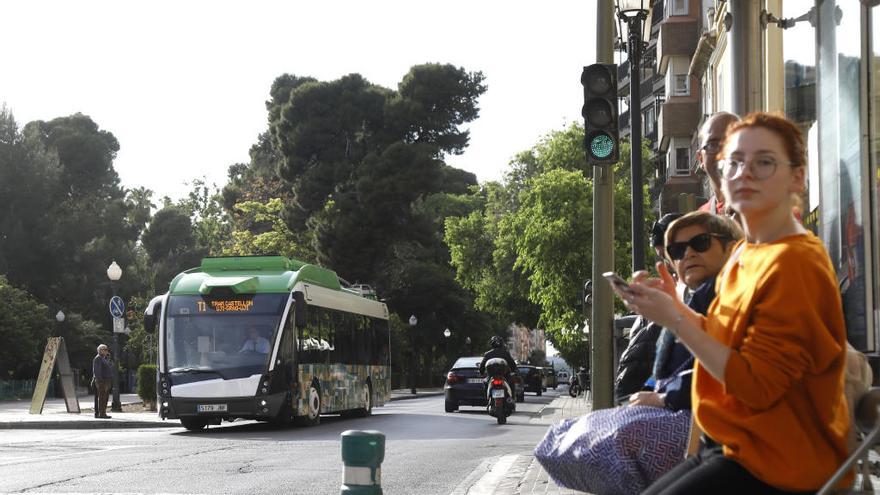 La nueva parada del Tram en La Farola y un carril propio dejarán el paseo Ribalta solo de salida