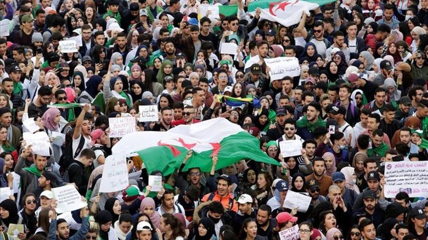 Nuevas protestas en Argelia contra el jefe del Estado interino