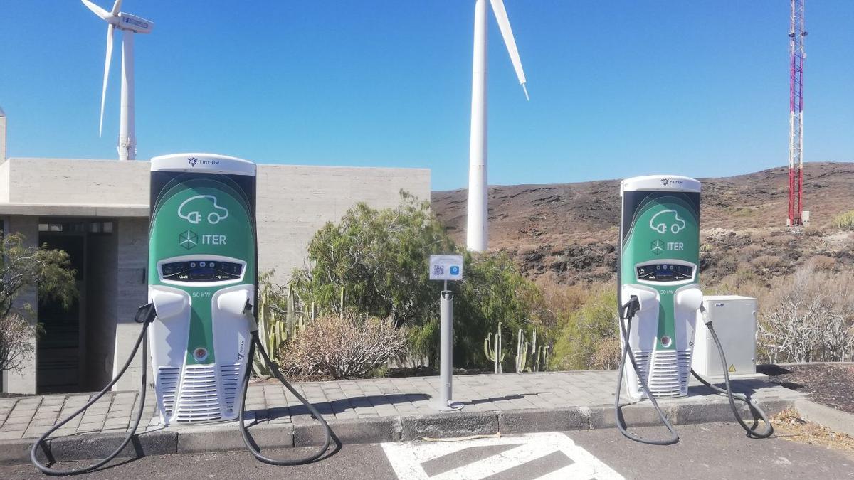 Dos de los puntos de recarga de vehículos eléctricos en el ITER.