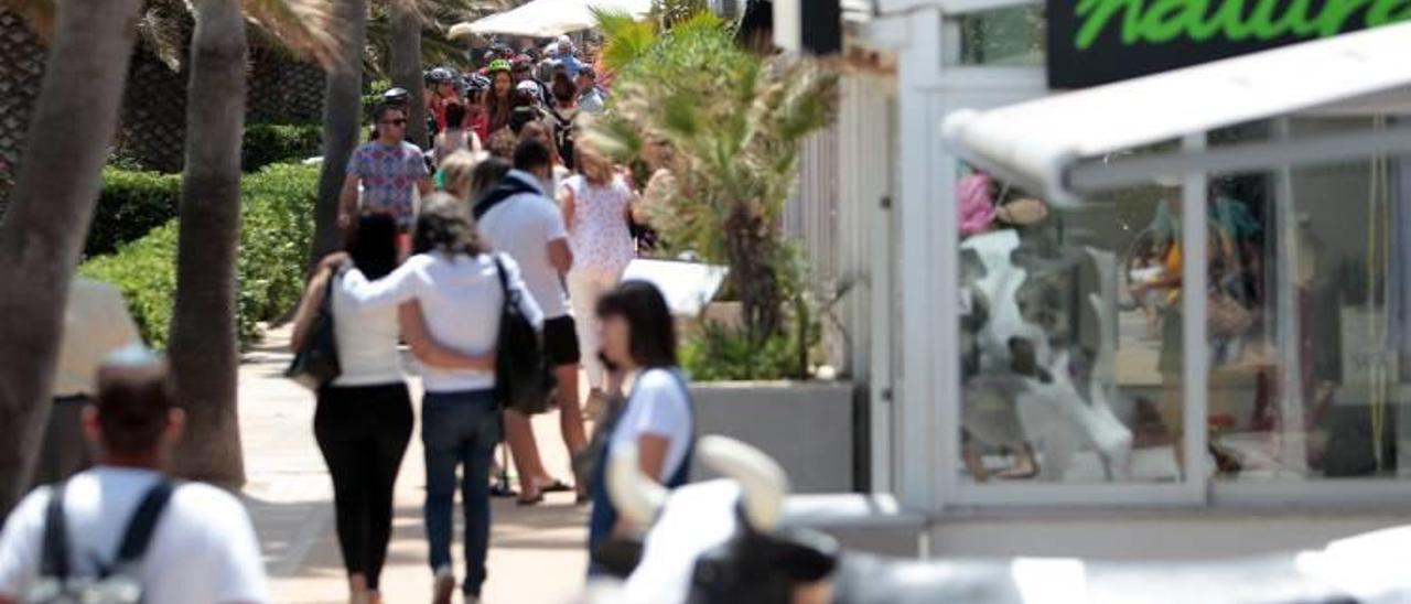 Los comercios Natura y Ale-Hop también están establecidos ya en el paseo de Neptuno junto a restaurantes de arroces.