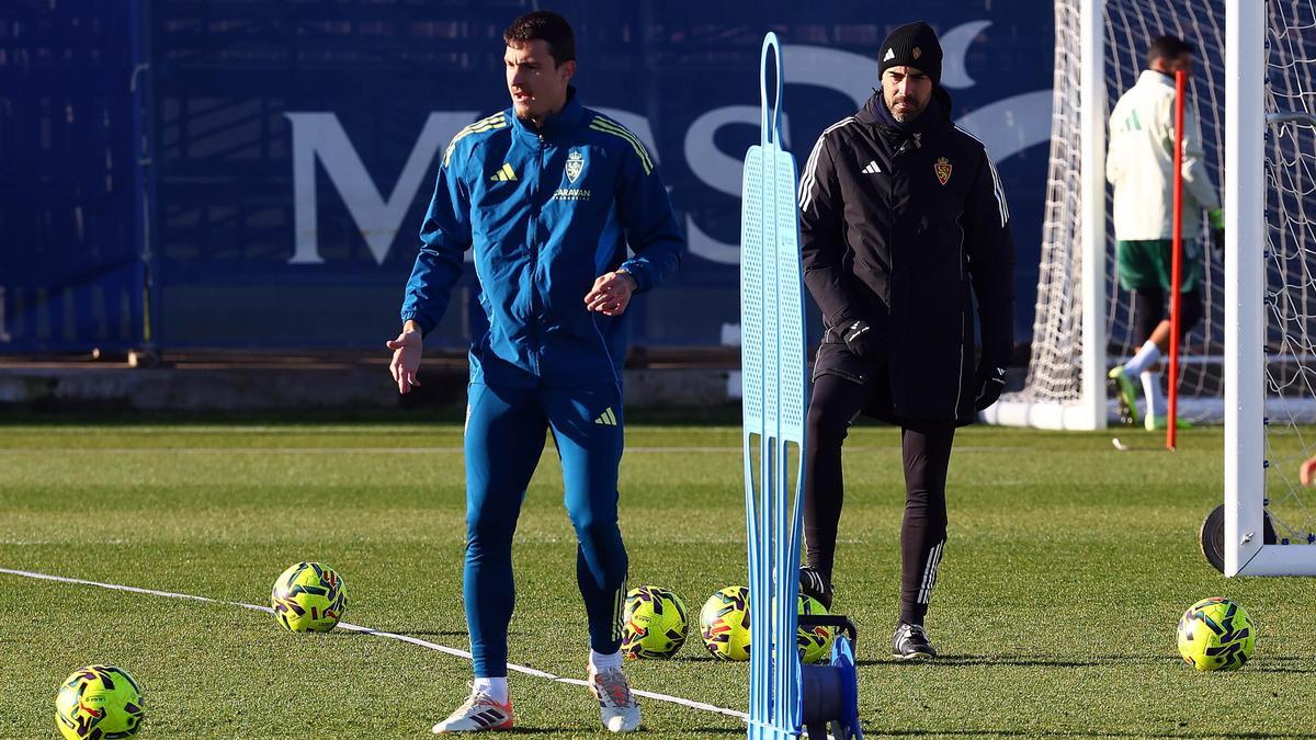 Sellés observa a Radovanovic durante una sesión de entrenamiento del Real Zaragoza.