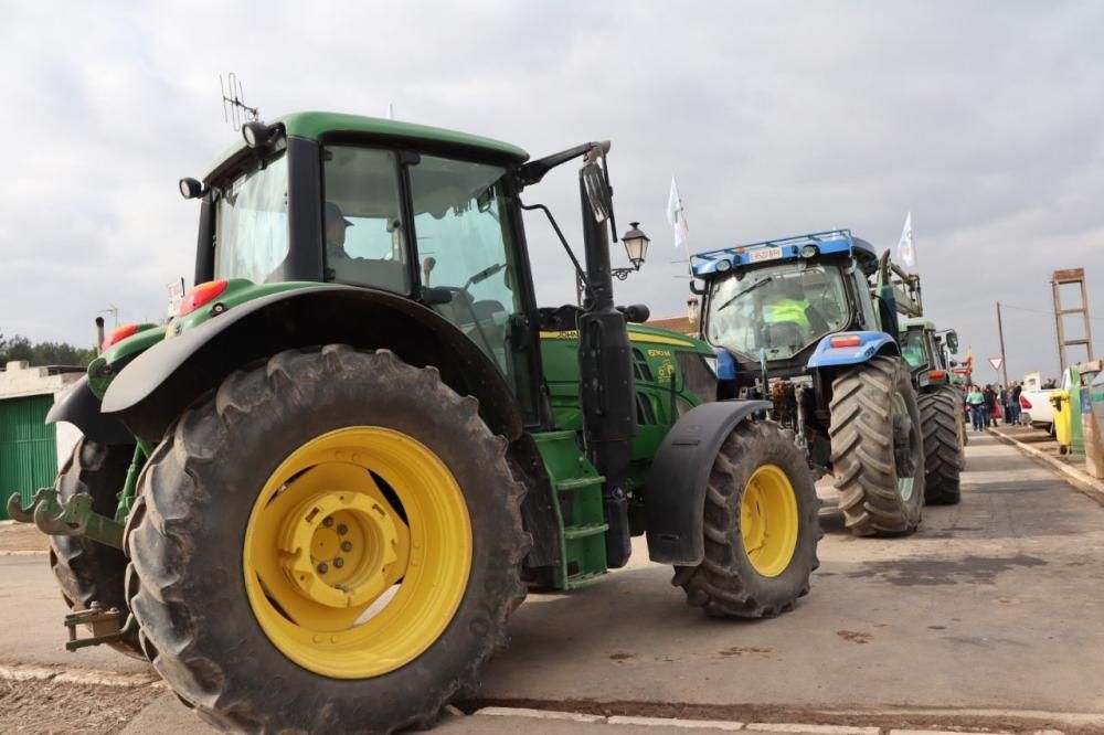 Tractorada de los agricultores y ganaderos malagueños contra los precios bajos que impone la industria.