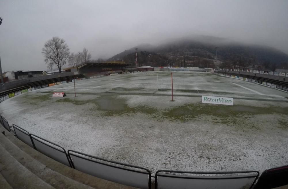 El camp de l'Olot es desperta emblanquinat per la neu