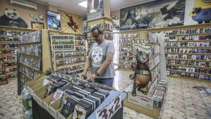 Manuel Armero en el videoclub Armero de Alicante, fundado hace 33 años.