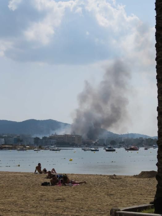 Evacuadas tres viviendas por un incendio agrícola en Cala de Bou