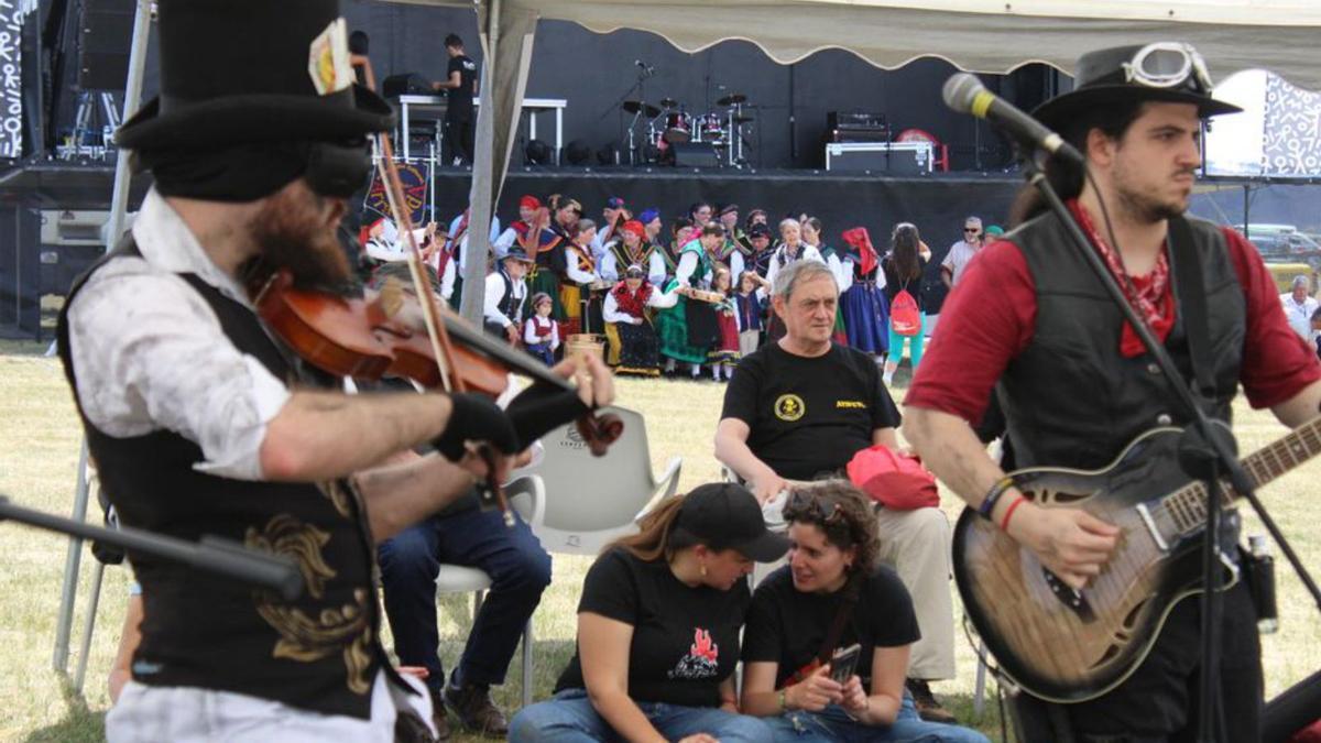 Uno de los grupos actuando. | Araceli Saavedra
