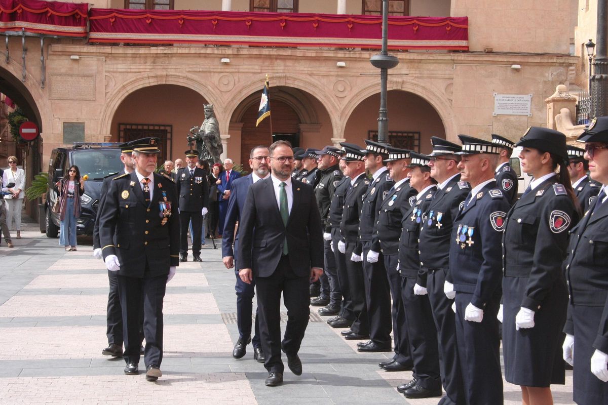 El comisario jefe de la Policía Local, José Antonio Sansegundo; el concejal de Seguridad Ciudadana, José Luis Ruiz Guillé; y el alcalde, Diego José Mateos, pasaban revista a los agentes que formaban en la Plaza de España antes del acto de distinciones.