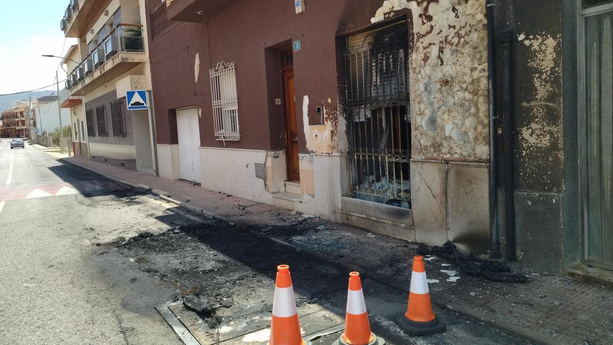 El fuego ha causado daños en la fachada de una vivienda