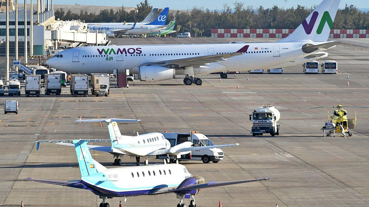 Aviones en un aeropuerto canario.