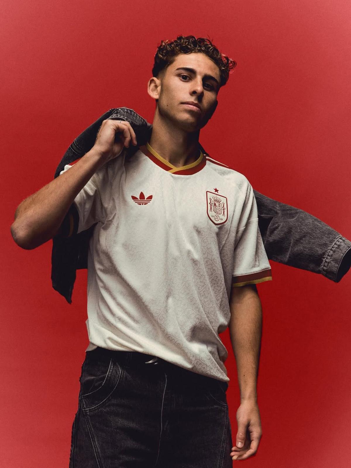 Fermín posando con la nueva segunda equipación de la selección española
