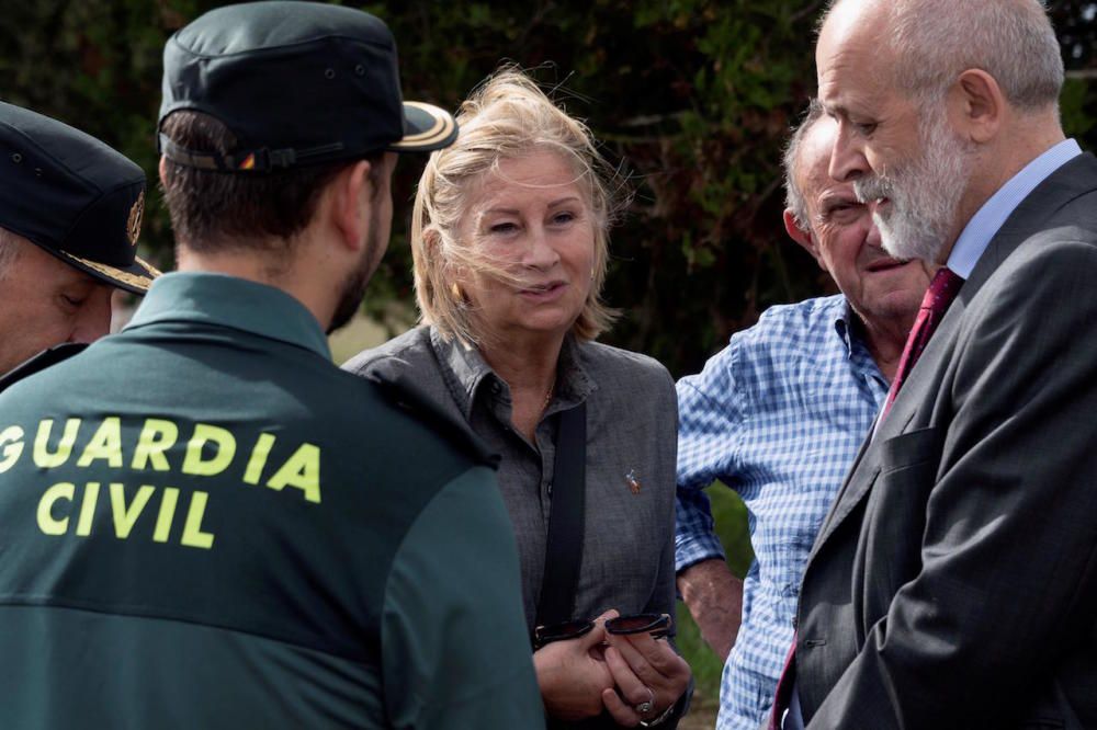 El director general de la Guardia Civil, Felix Azón junto a la madre de Joana Lliteras y abuela de Arthur.