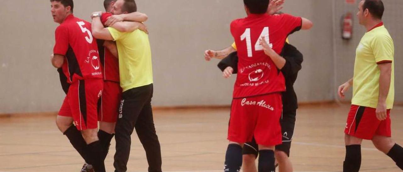 Los jugadores del Scratch celebran la victoria ante el Congelados Glaciar.