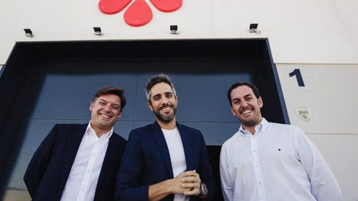 Pablo Bono, fundador y director general de Grupo Bono (a la izquierda de la imagen, ante la fachada de la sede de su empresa), y su hermano Jesús (a la derecha), director comercial, flanquean en la imagen a Roberto Leal, el popular presentador de televisión, nacido también en Alcalá de Guadaíra y amigo de la familia, a quien le han diseñado la cocina de su casa en Madrid.