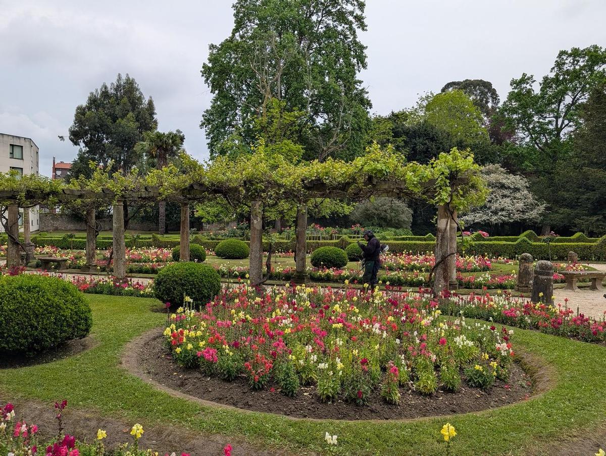 Un operario efectúa labores de mantenimiento en el jardín francés del Ferrera