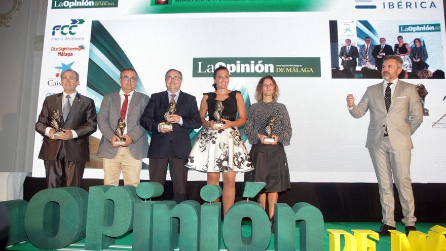 El empresario Antonio Cárdenas, fundador de La Canasta; Juan Carmona, presidente de la Asociación de Voluntarios de Oncología Infantil (AVOI); Diego Ramos, viceconsejero de Turismo de la Junta de Andalucía; María José Moreno, presidenta del Club Balonmano Femenino Málaga Costa del Sol; y la cantante María del Mar Rodríguez, Lamari, con el galardón de los Premios Málaga 2017, obra del escultor Juan Vega.