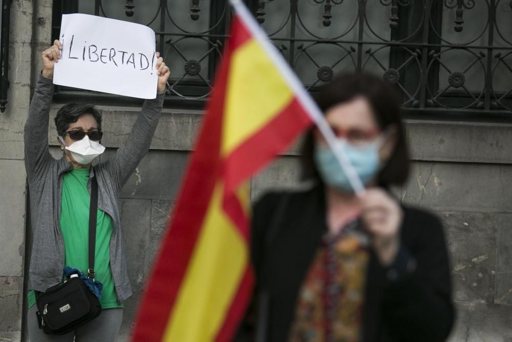 Cacerolada contra el gobierno en la plaza San Miguel, en Oviedo