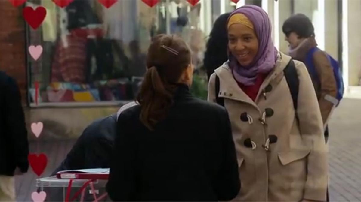 Una cámara oculta capta la reacción de la gente ante el racismo.