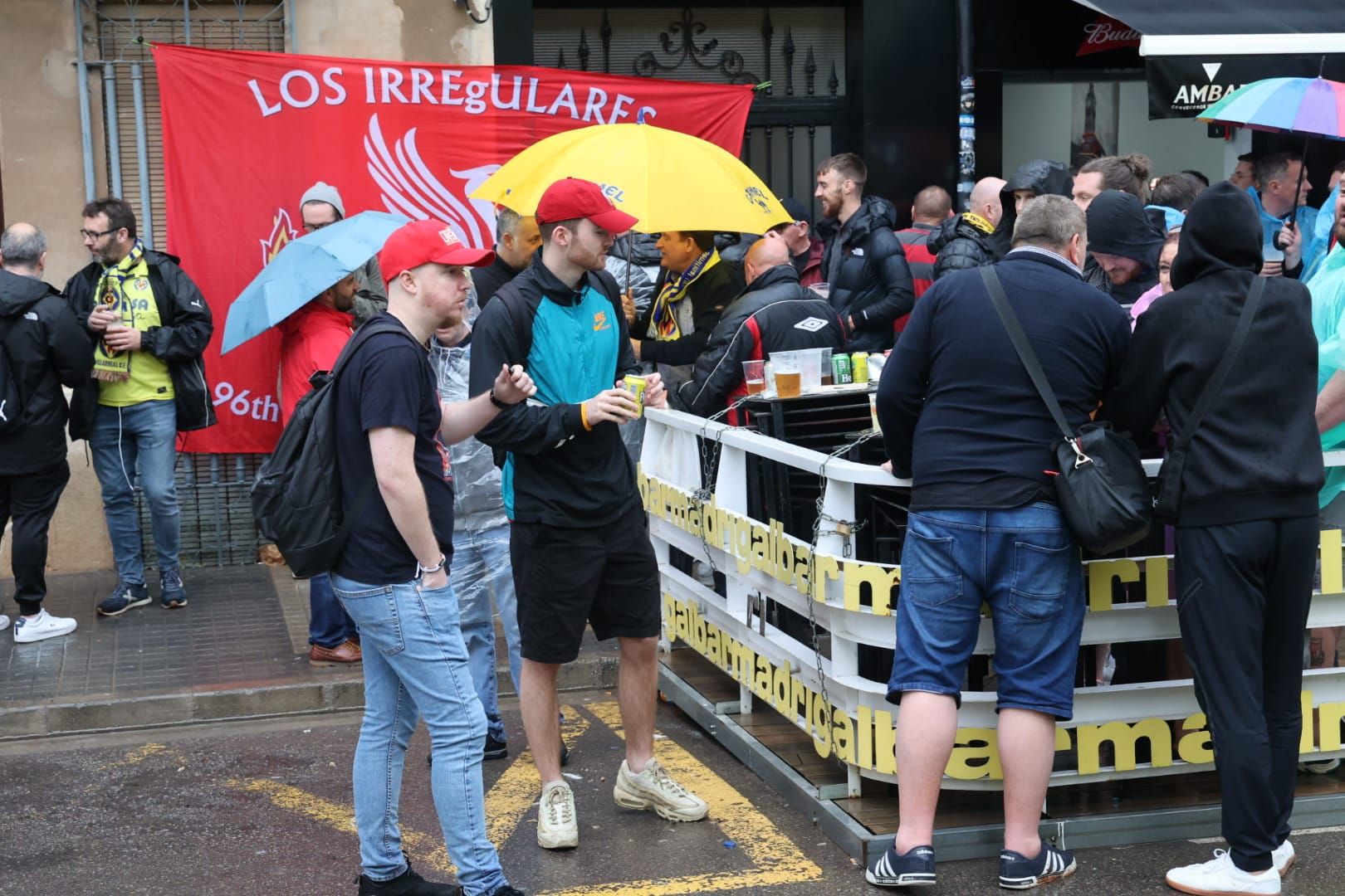 Fotogalería | La lluvia no frena las ganas de la afición del Villarreal de ver a su equipo en la final de Champions