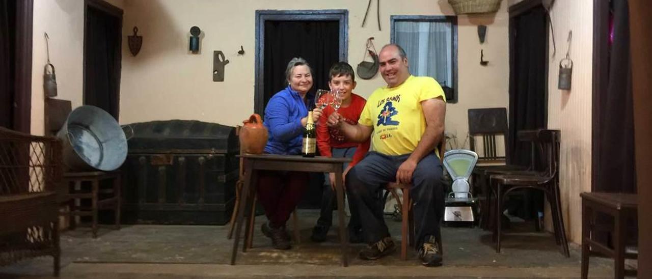 Magdalena, Marcos y Gaspar Llerandi, en el corral de comedias de Llames de Parres.