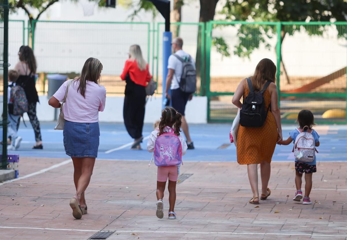 Madres llevando a sus hijas al colegio el primer día de clase en Quart de Poblet.