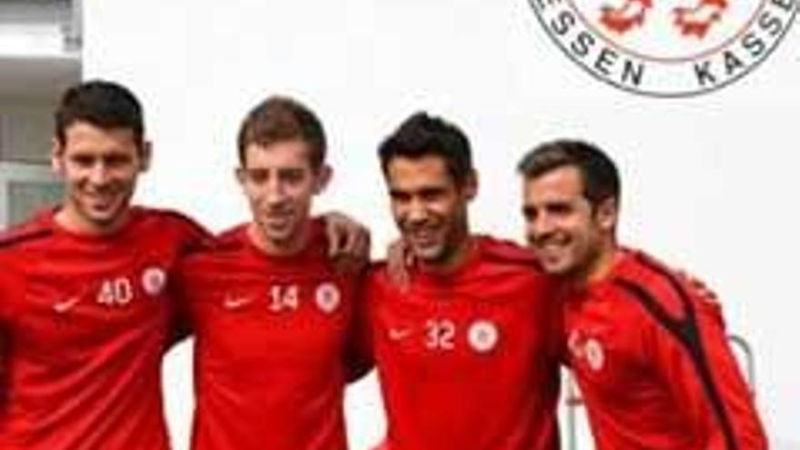 Por la izquierda, Raúl Lozano, Robert Martínez, Noel Alonso y Manu Sosa, ayer, sonrientes delante del estadio alemán de KSV Hessen Kassel.