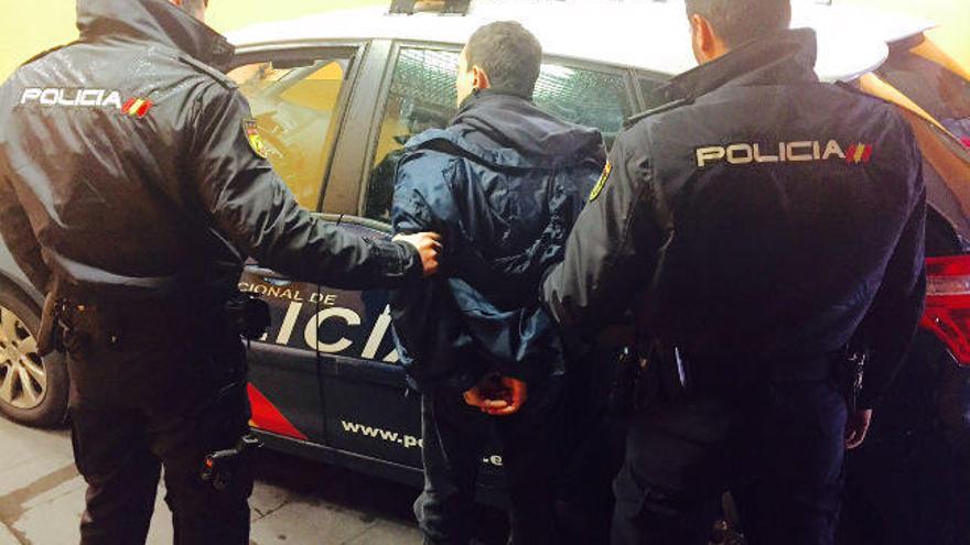 El hombre fue arrestado en las inmediaciones de la sucursal bancaria